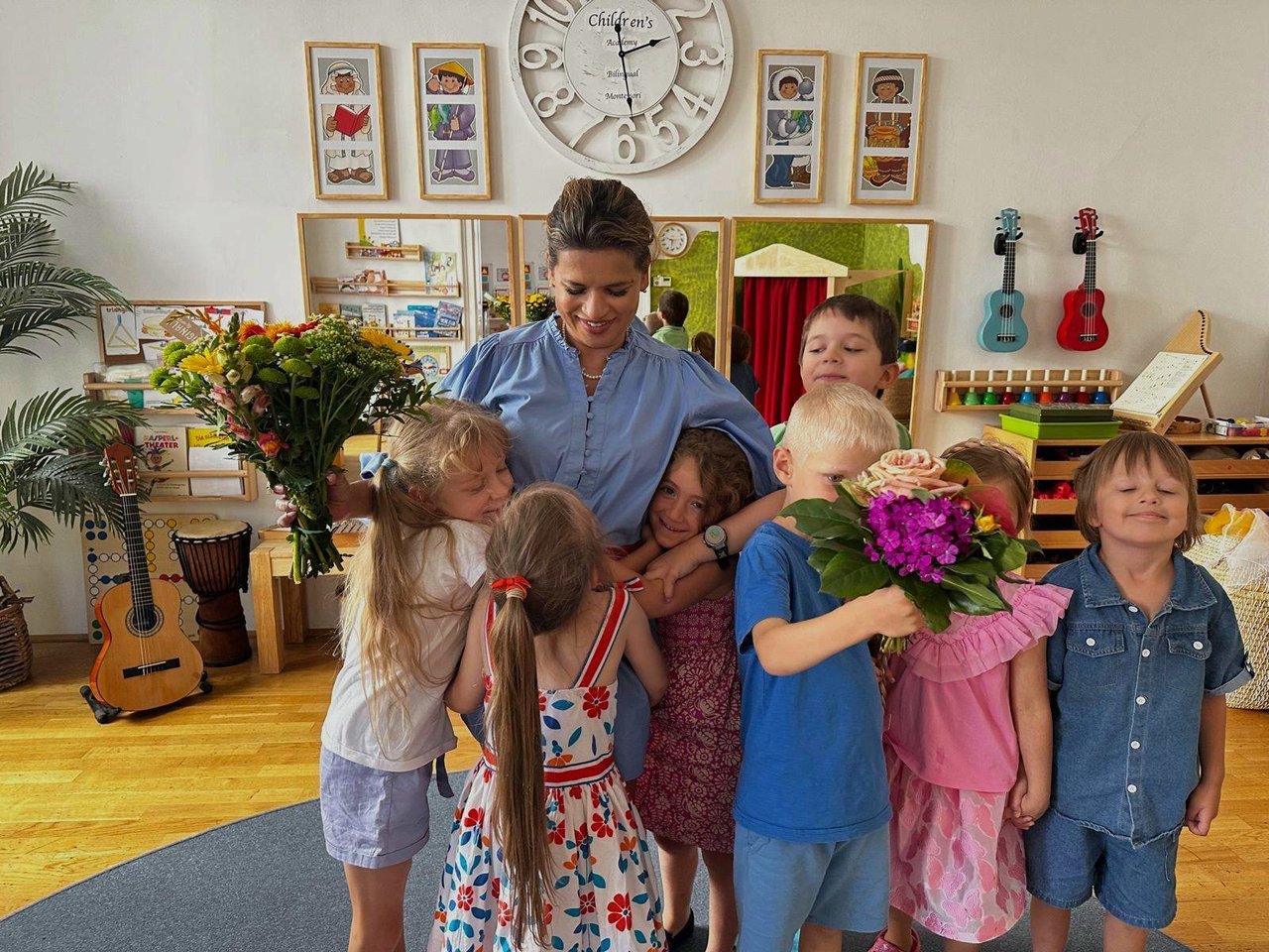 Die Inhaberin und Kinder gemeinsam in der Children’s Academy